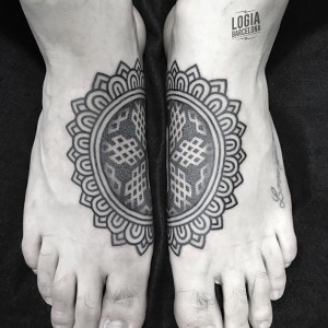 tatuaje_pies_ornamental_geometria_Logia_Barcelona_Willian_Spindola